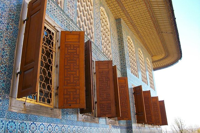 Istanbul Highlights: Guided Tour with Turkish Tea or Coffee - Hagia Sophia, where the tour begins its history lesson