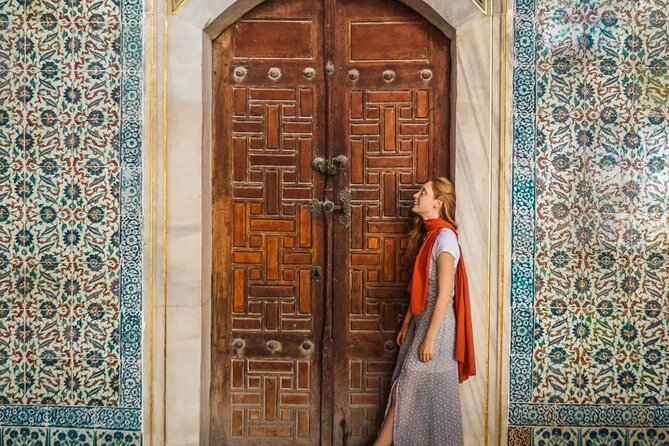 Istanbul Instagram Tour: Famous Spots (Private & All-Inclusive) - An hour in the Grand Bazaar
