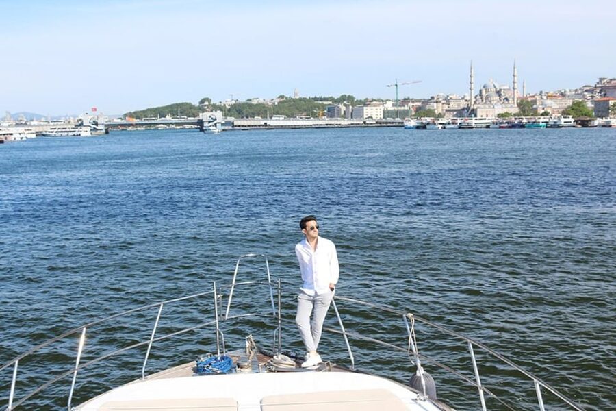 Istanbul: Luxury Yacht Tour at Sunset w Snacks - Why sunset is the right time for a Bosphorus cruise