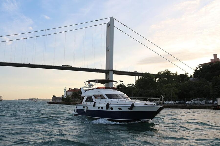 Istanbul: Luxury Yacht Tour at Sunset w Snacks - Finding the yacht at Kabatas
