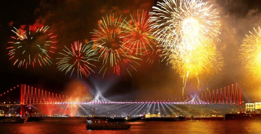Istanbul: New Year's Eve Bosphorus Dinner Cruise Party 2026 - Passing Istanbul’s Ottoman palaces