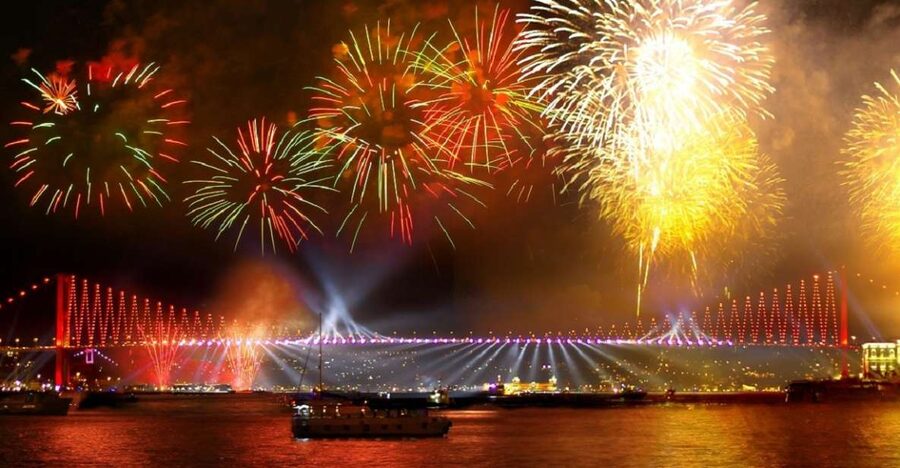 Istanbul: New Year's Eve Cruise Between Two Continents - Dinner with three Turkish main courses