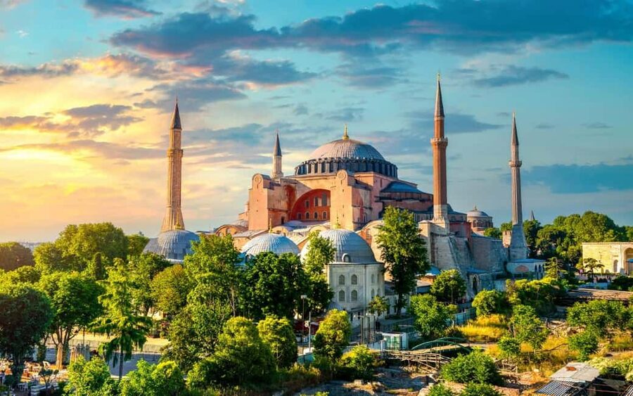 Istanbul: Old City And Bosphorus Bus Tour with Lunch - The Spice Bazaar adds color and movement