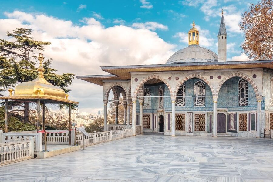 Istanbul: Old City Full-Day Tour with Lunch and Hotel Pickup - A simple local lunch near the historic center