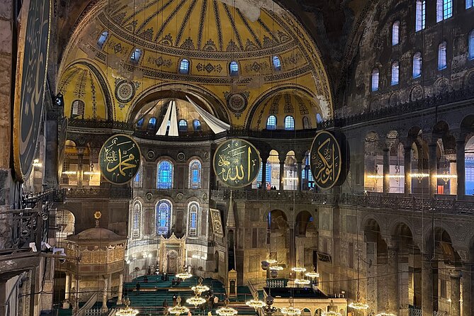 Istanbul Old City Highlights and Hidden Gems Tour - Arasta Bazaar for shopping and local texture