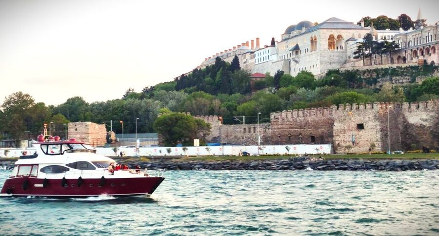 Istanbul: Old City Tour and Luxury Sunset Bosphorus Cruise - Topkapi Palace and the price of seeing more