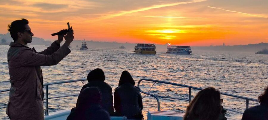 Istanbul: Old City Tour and Luxury Sunset Bosphorus Cruise - Grand Bazaar and a rooftop lunch