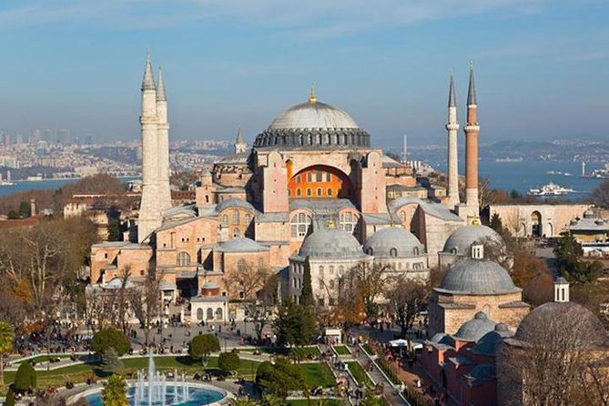 Istanbul Old City Tour Blue Mosque, Hagia Sophia,Topkapi Museum and Grand Bazzar - Four famous sights in one Istanbul day