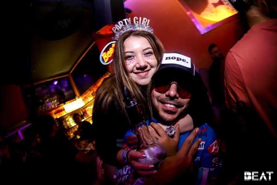 Istanbul: Party Pub Crawl with Party Bus - Raki, welcome shots, and the real drink cost