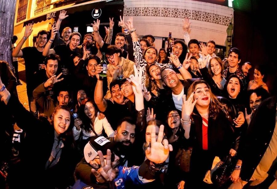 Istanbul: Party Pub Crawl with Party Bus - Why the opening games work so well