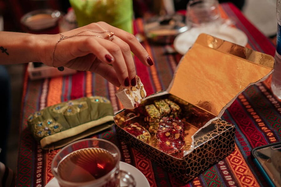 Istanbul: Private Guided Food Tour with 10 Tastings - Small local stops make the walk worthwhile