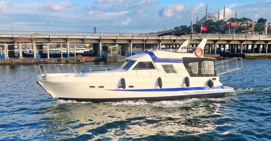 İstanbul:Private Luxury Yacht on Bosphorus 14 Meter(46 feet) - Galataport and the Dolmabahçe shoreline