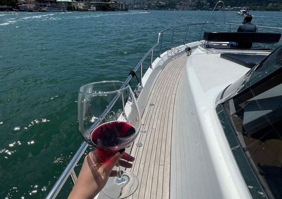 Istanbul: Small-Group Luxury Yacht Sunset Cruise w/ Snacks - Dolmabahçe and Çırağan Palaces from the water