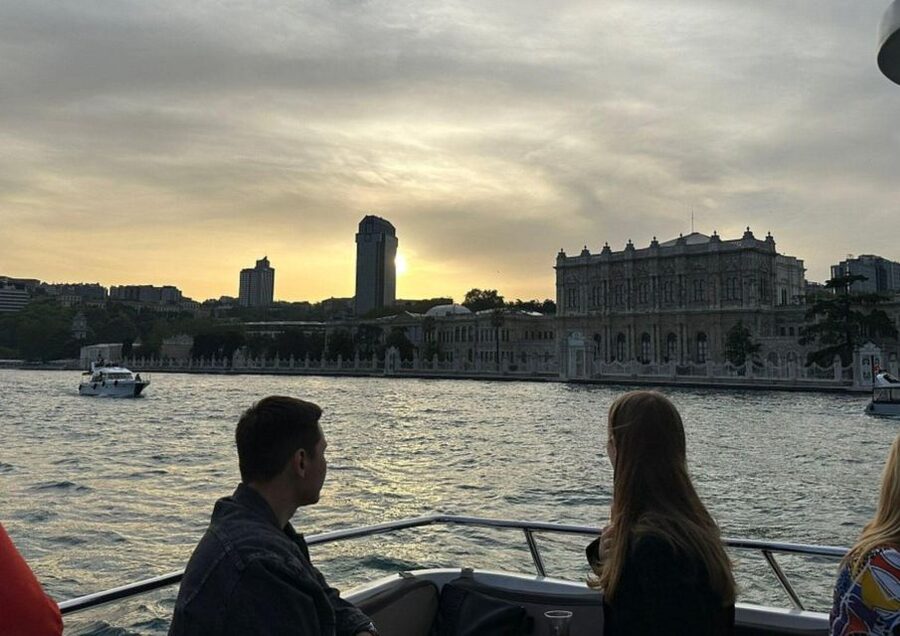 Istanbul: Small-Group Luxury Yacht Sunset Cruise w/ Snacks - Maiden’s Tower and the return toward Karaköy