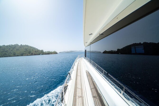 Istanbul: Small-Group Yacht Cruise with Snacks, Sunset or Daytime - Sailing north between palaces and bridges