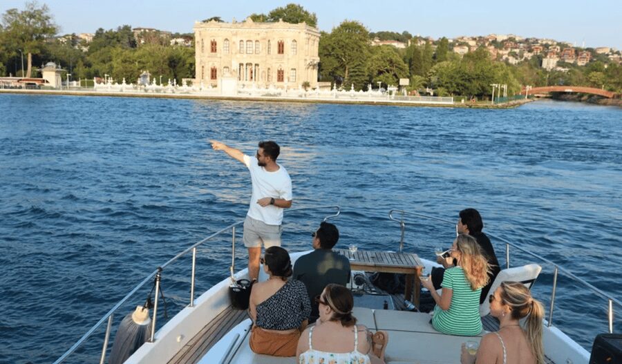 Istanbul: Small Group Yacht Tour with Unlimited Wine - Crossing to Asia and heading north