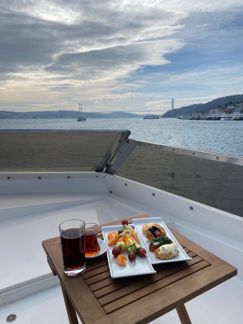 İstanbul: Sunset Cruise with Refreshments - What the 25-meter yacht feels like