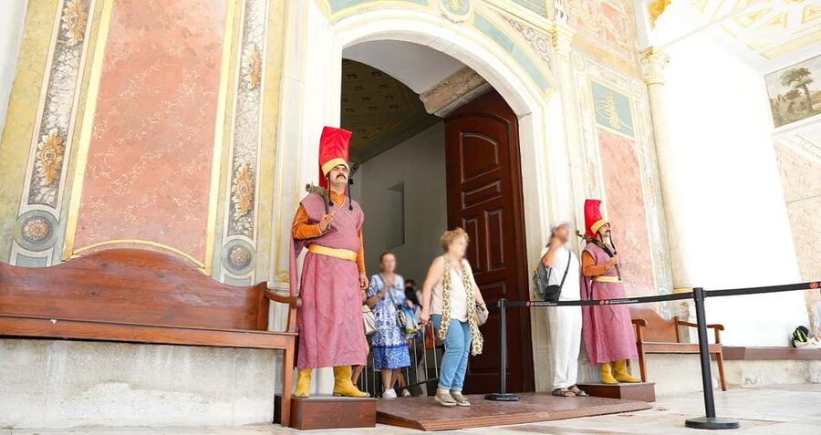 Istanbul: Topkapi and Harem Tour with Skip-the-Line Ticket - Meeting the guide at Chimney Bistro