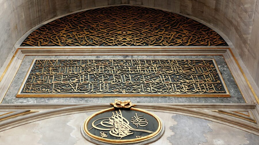 Istanbul: Topkapi Palace and Harem Guided Tour - Entering the palace with a small group