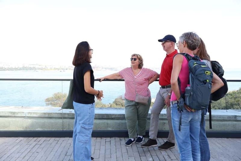 Istanbul: Topkapi Palace and Harem Museum Tour with Ticket - Walking through the palace courtyards
