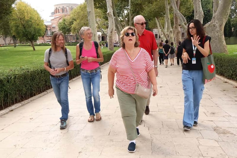 Istanbul: Topkapi Palace and Harem Museum Tour with Ticket - Guide quality shapes the entire experience