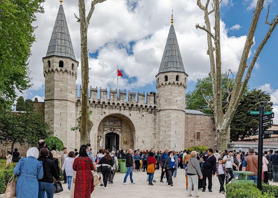 Istanbul: Topkapi Palace and Harem Ticket with Audio Guide - The courtyards: a useful order for exploring