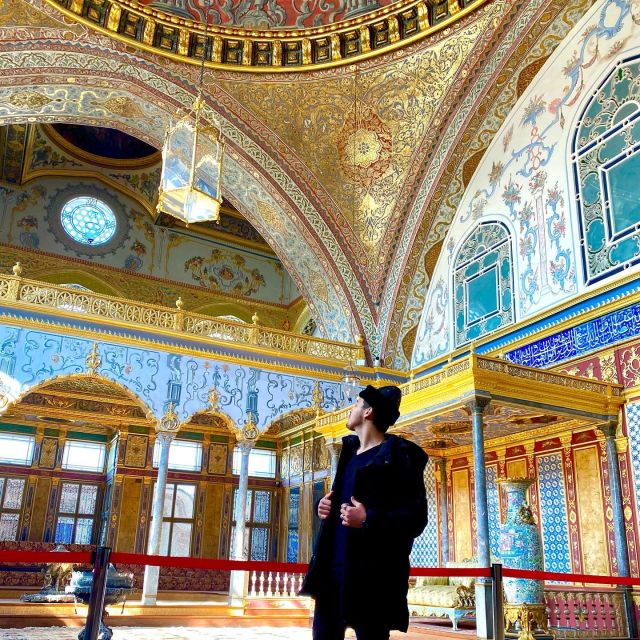 Istanbul: Topkapi Palace Guided Tour - Entering the palace where Ottoman sultans ruled