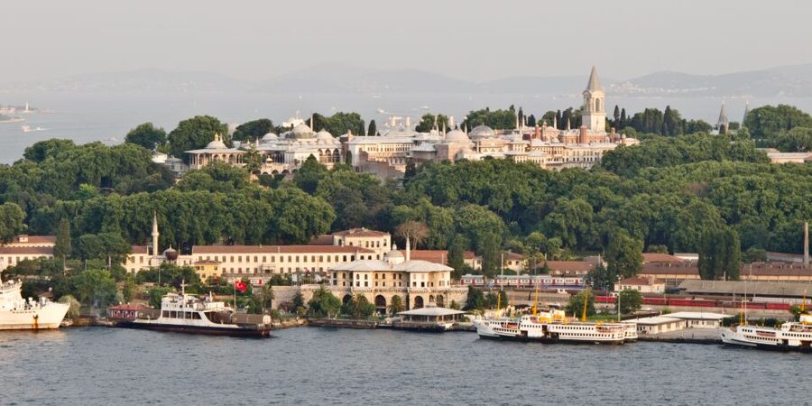 Istanbul: Topkapi Palace Guided Tour - The three courtyards and the palace layout