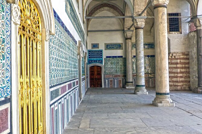 Istanbul: Topkapi Palace Guided Tour and Skip The Line - Guide quality can make or break the visit