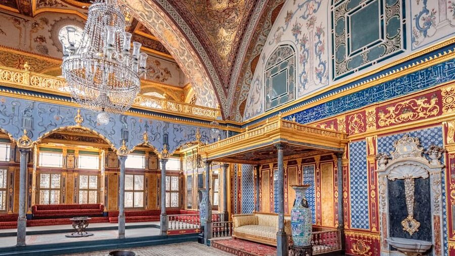 Istanbul: Topkapi Palace Guided Tour w/ Skip-the-Ticket-Line - Entering the imperial courtyards