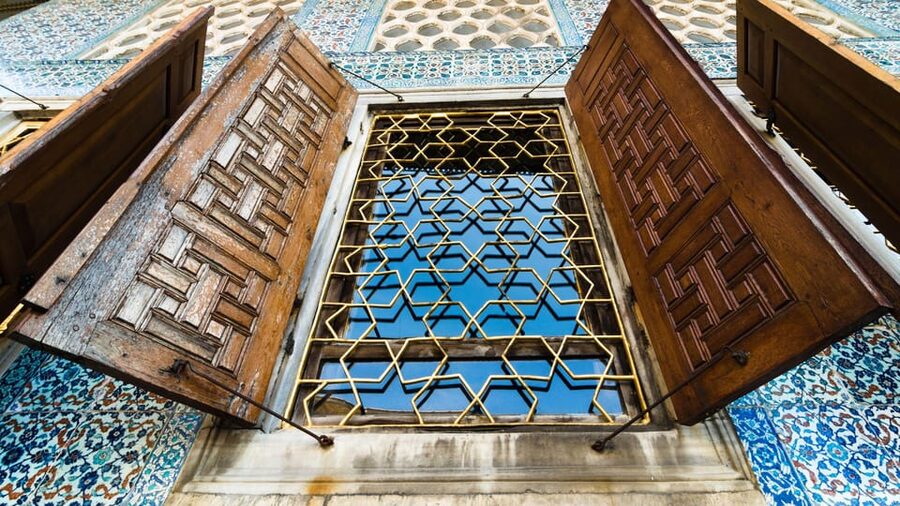 Istanbul: Topkapi Palace Guided Tour w/ Skip-the-Ticket-Line - Sacred artifacts and the palace collections