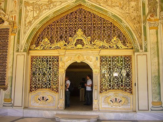 Istanbul: Topkapi Palace Guided Tour - Finding the guide in Sultanahmet