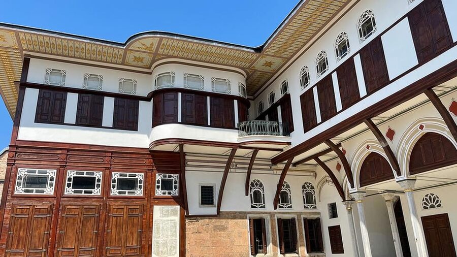 Istanbul: Topkapi Palace & Harem Museum Ticket & Audio Guide - Meeting the host near the main gate