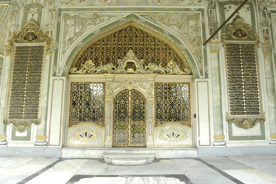 Istanbul: Topkapi Palace & Harem Tour Skip-the-Line Ticket - The first courtyard and Hagia Irene