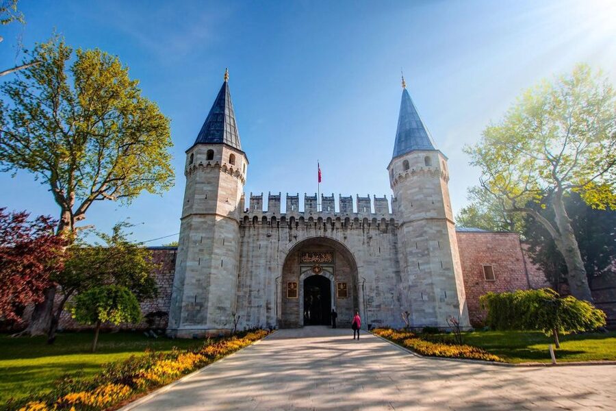Istanbul: Topkapi Palace Skip-the-Line Ticket & Guided Tour - The first hour inside the palace