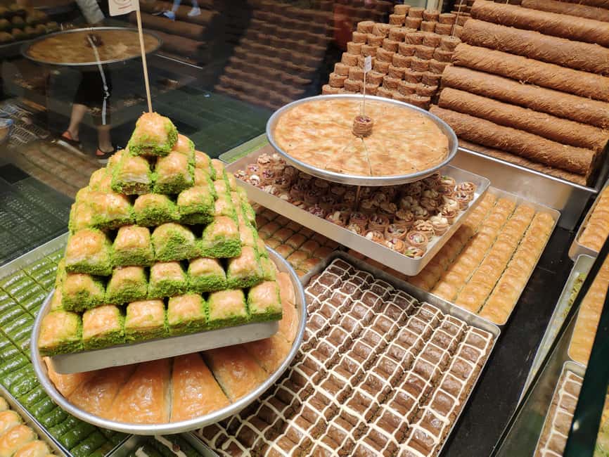 Istanbul: Turkish Cuisine Walking Food Tour with Guide - The cats are part of the Kadikoy lesson