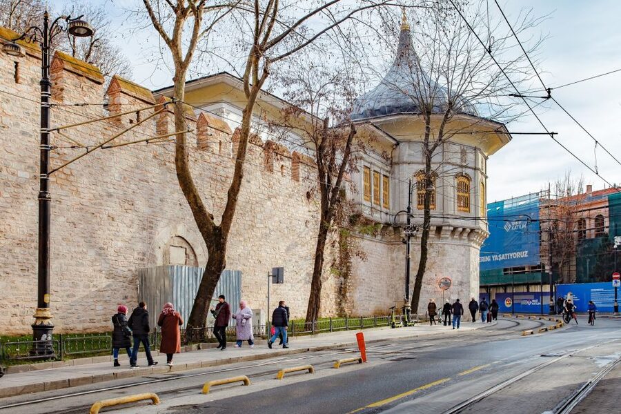 Istanbul: Two Continents Evening Bus Tour with Commentary - Galata Tower and the modern European districts
