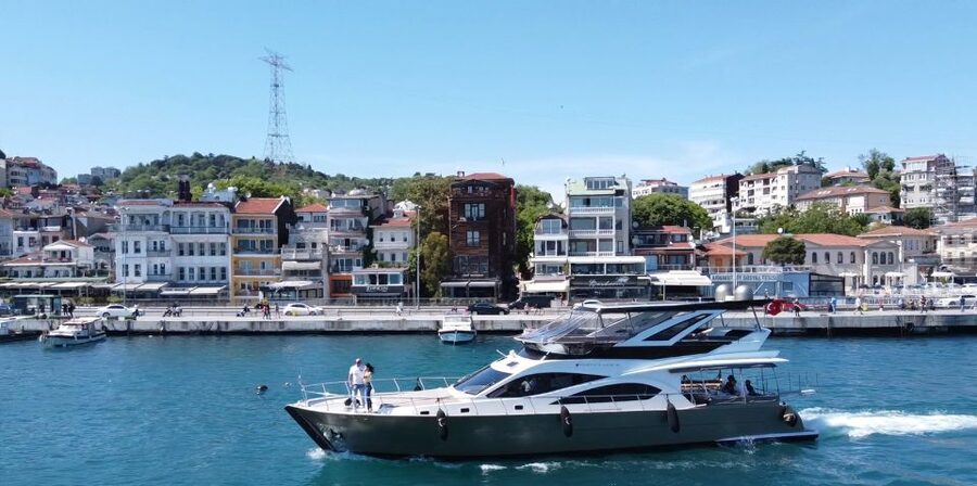 Luxury Private Yacht Rental - The guide matters more than the label luxury
