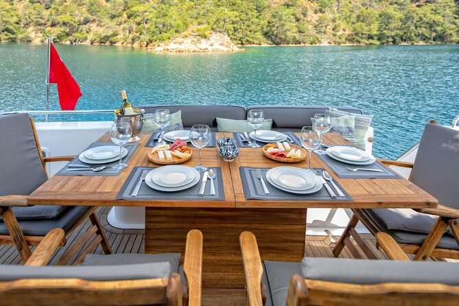 Private Luxury Yacht Cruise on Bosphorus - Anadolu Hisarı and Küçüksu Palace