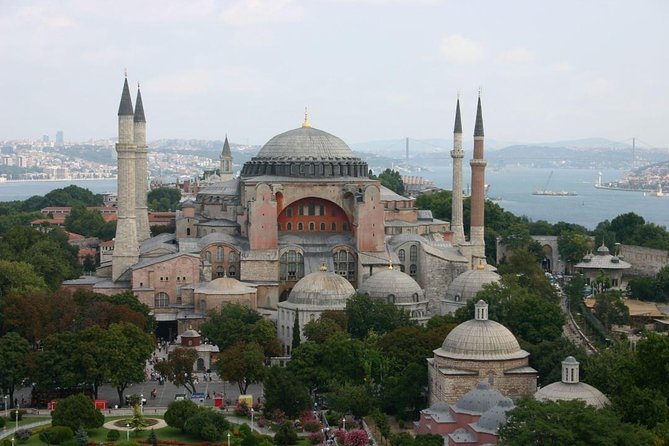 Private & Mini Group Istanbul 7 hours Tour with TRAM. Save time - Blue Mosque and the Friday timing problem
