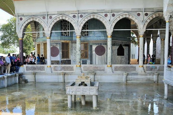 Small-Group Topkapi Palace and Harem Tour with Tickets - Entering Topkapi’s public world