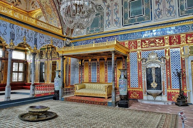Small Group Tour - Full Day Istanbul City Tour - Grand Bazaar: atmosphere with a sales pitch