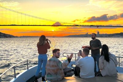Sunset or Daytime Istanbul Guided Luxury Yacht Cruise with Snacks