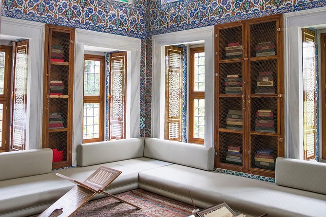 Topkapi Palace Skip-The-Line Entry with Guided Tour - Guide quality and group size