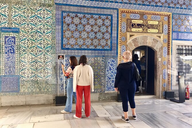 Topkapi Palace with Harem and Blue Mosque Guided Tour - Entering Topkapi Palace through the imperial gates