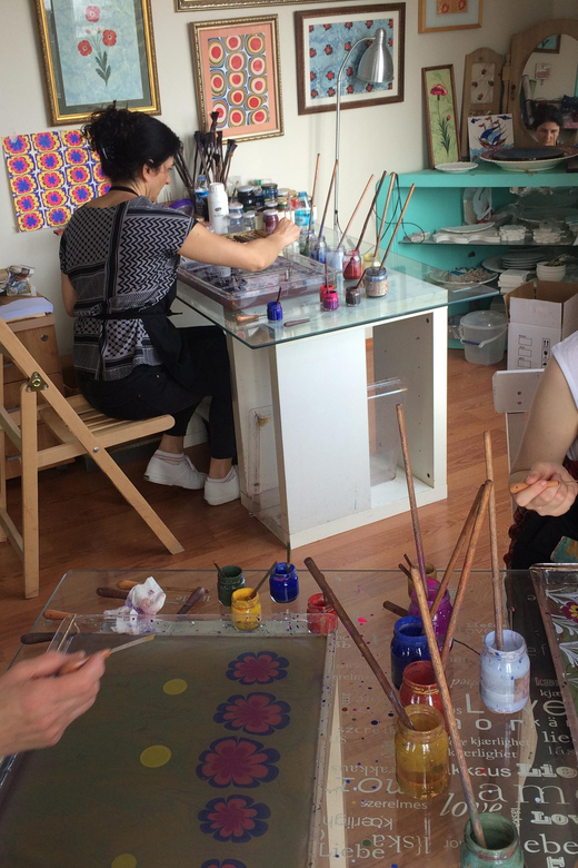Turkish Marbling Paper Ebru Art Workshop - Arriving at the Sultanahmet atelier